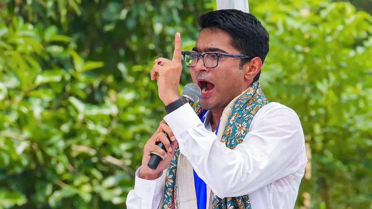 टीएमसी को लेकर बड़ा अपडेट, अभिषेक बनर्जी ने लोकसभा स्पीकर से आग्रह किया कि वह विद्रोही टीएमसी ब्लॉक को पहचान नहीं सके