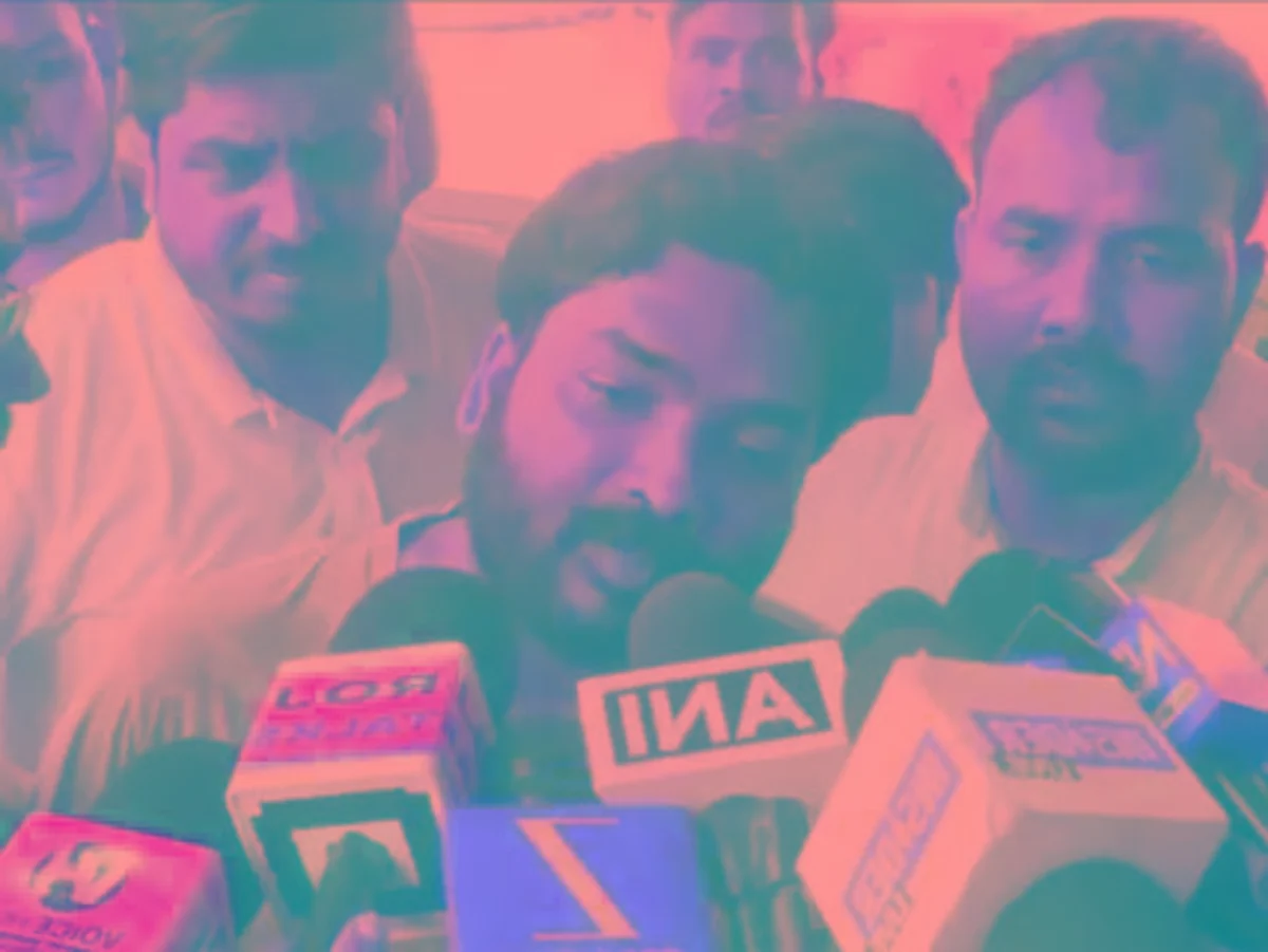 जमा करने के बाद, रोशन आनंद ने खान सर को अपने भाई की हत्या करने का आरोप लगाया ' के बीच उन्हें चर्चा में