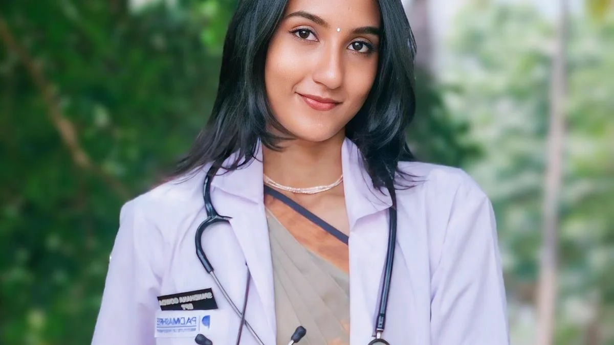 ऑटो ड्राइवर की बेटी ने बैचलर ऑफ फिजियोथेरेपी में तीन स्वर्ण पदक जीते के बीच फिजियोथेरेपी चर्चा में