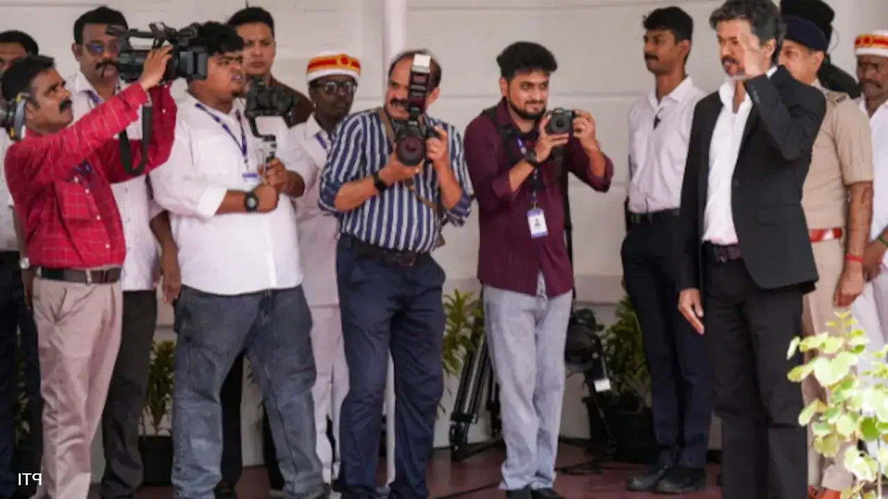 विजय को लेकर बड़ा अपडेट, जाति सर्वेक्षण, भ्रष्टाचार विरोधी ड्राइव: विजय उसके काम कट आउट है