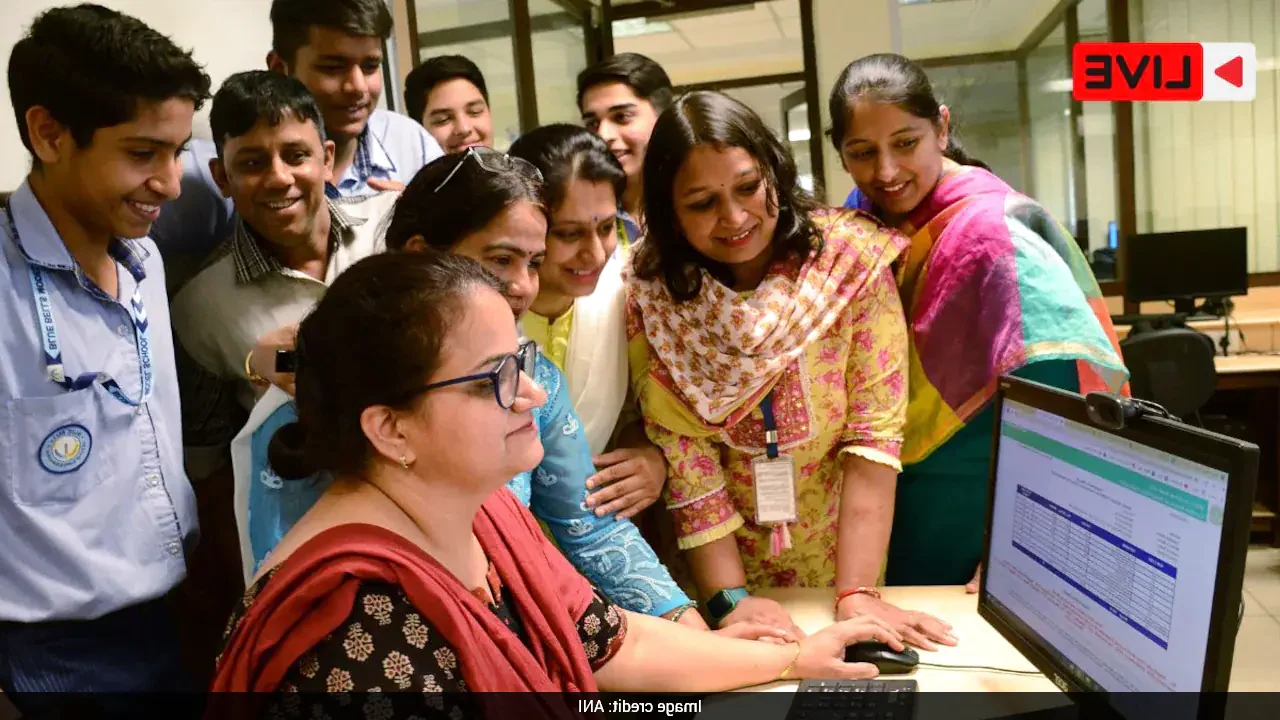 सीबीएसई क्लास 10 सेकेंड बोर्ड रिजल्ट लाइव: डायरेक्ट लिंक टू स्कोरकार्ड, लॉग इन विवरण, मार्कशीट ऑन डिजीलॉकर के बीच परि...