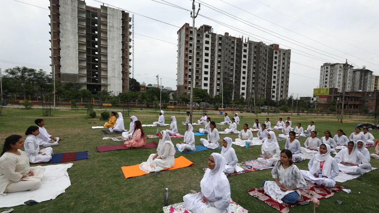 "Faith Meets Fitness": मुस्लिम लड़कियों के साथ हिंदू दोस्तों के साथ योग प्रदर्शन के बीच सांप्रदायिक चर्चा में