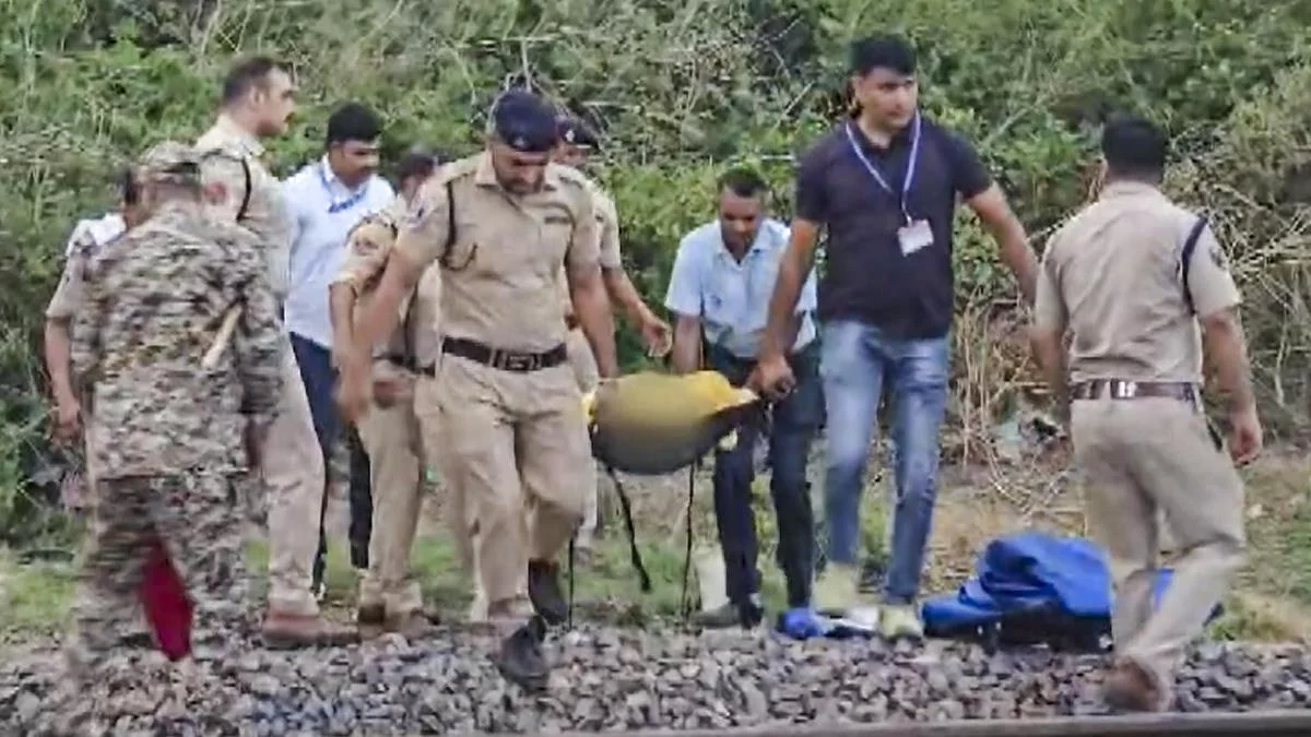 आग की अफवाहों पर ट्रेन से चार कूदते हैं, मध्य में एक अन्य ट्रेन द्वारा चलाते हैं प्रदेश: जानिए पूरा मामला