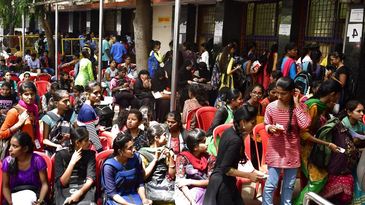 छात्रों के लिए कर्नाटक की मुफ्त बस यात्रा योजना: पात्रता, लाभ और चुनौतियों के बीच कर्नाटक चर्चा में