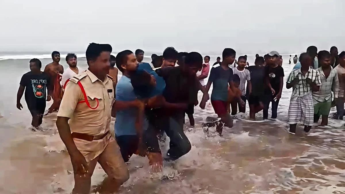 पुलिस ने बापटला में Vadarevu और Suryalanka समुद्र तट पर डूबने से दो किशोरों को बचाया: जानिए पूरा मामला
