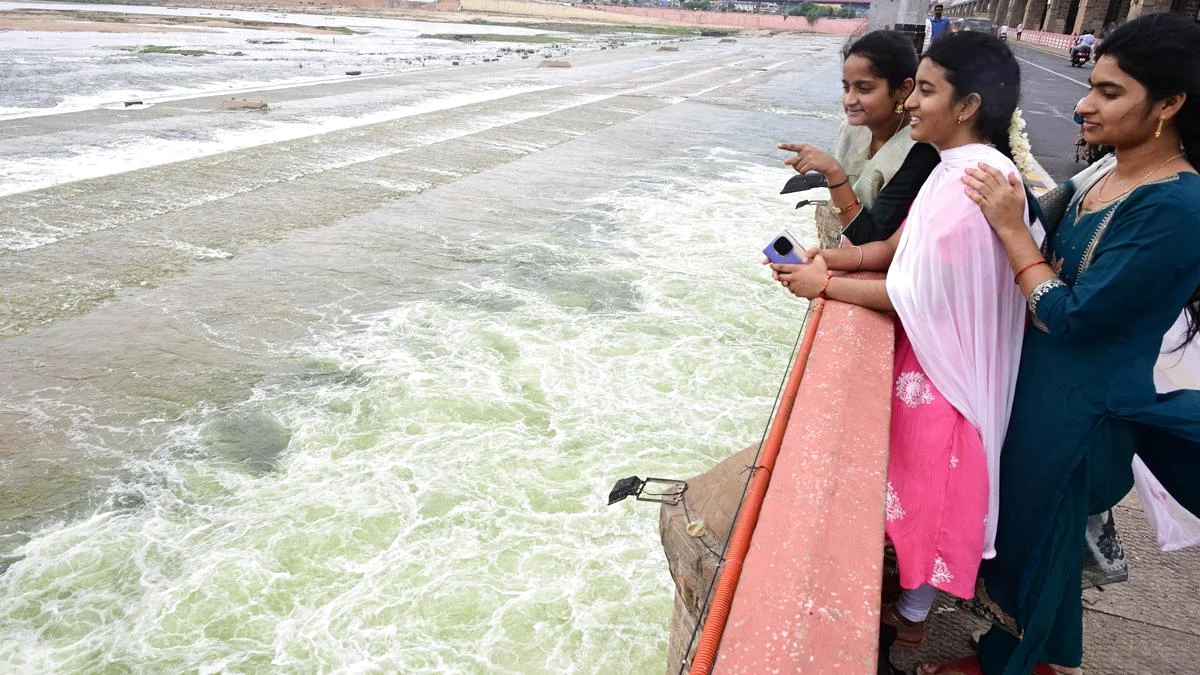 बारिश पर फोकस, Prakasam Barrage द्वार लगभग 3,000 cusecs डाउनस्ट्रीम जारी करने के लिए खोला गया