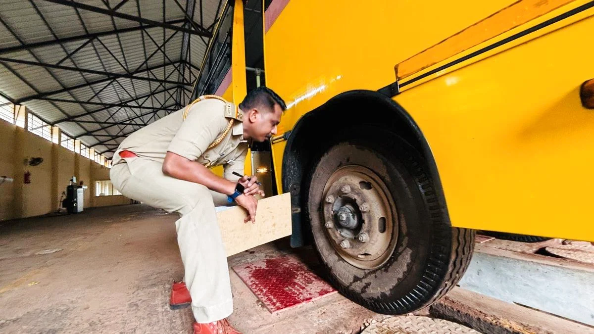 आधिकारिक निर्देशों के बावजूद स्कूल बस सुरक्षा उपायों को अभी तक बंद करना: जानिए पूरा मामला