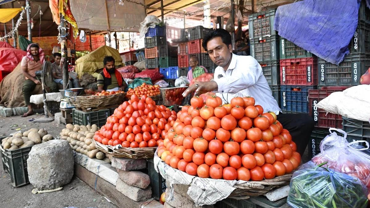 टमाटर, प्याज, आलू की कीमतें एक सप्ताह के भीतर बढ़ती हैं, फिर भी किसानों का कहना है कि उनका उत्पादन बहुत कम कीमतों में...